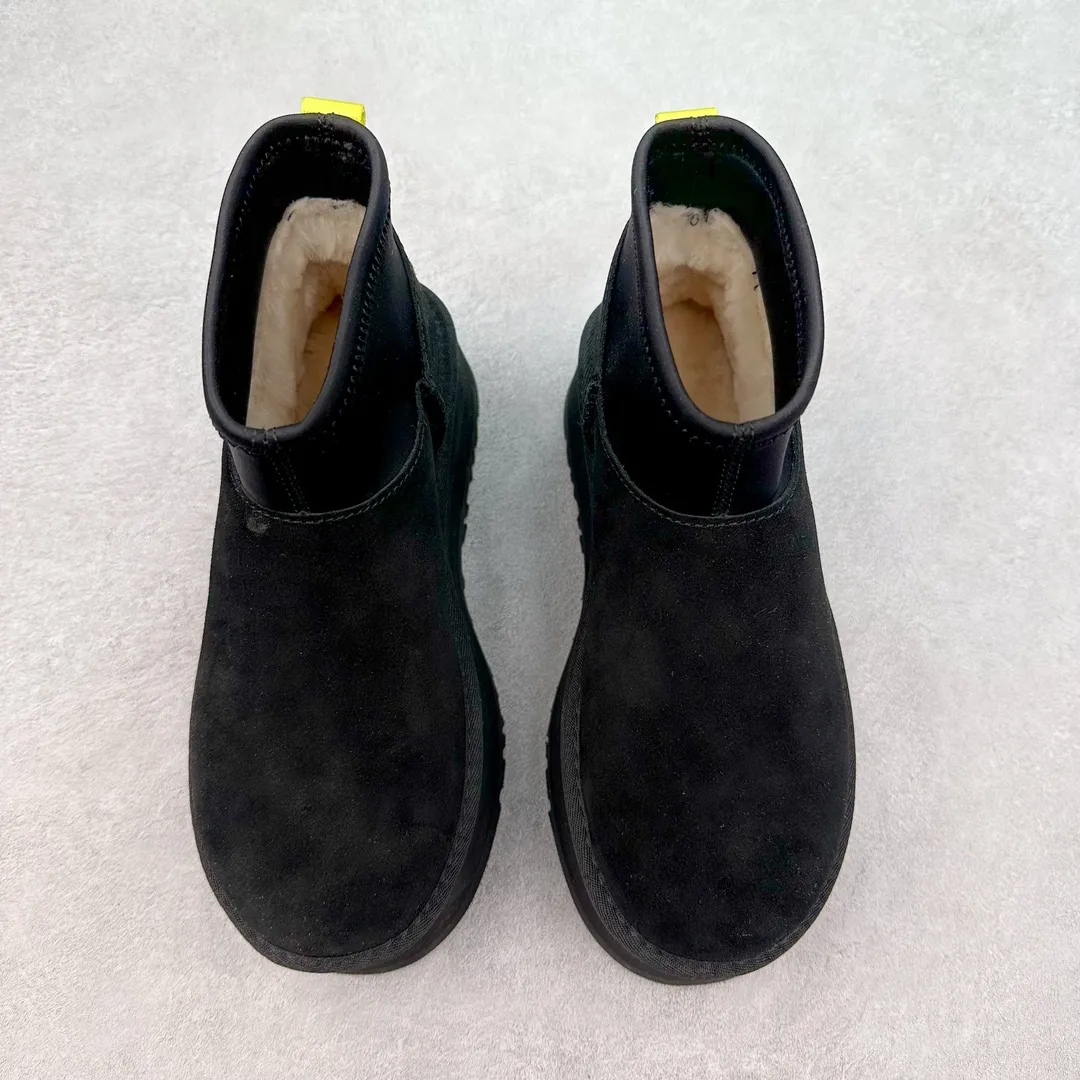 Pick up locally💰520 UGG 8170 classic autumn and winter sheepskin and fur integrated snow boots. Private order price and ingenious positioning. Direct supply from Sangpo eight-year-old factory. Reject high profits. Differentiate pig-killing version. Longfeng A-grade Australian imported sheepskin and fur integrated. Fully follow the ZP process. OEM original pattern maker. Adhere to no original shoes and no development options. Pay attention to every detail. The most authentic version on the market. TREADLITE "light wing" technology outsole. Lightweight/durable/flexible/pile-type suede upper, fine skin-friendly recycled polyester fiber piping, comfortable and easy to care for, good warmth retention, UGG plush™ lining and insole, soft and skin-friendly, comfortable and warm, classic shoe shape with lightweight thick sole, stable and fashionable for autumn and winter street style, Treadlite by UGG light wing outsole, light cushioning, reducing the burden on your feet, comfortable and lightweight, helping you to play easily all day long. Size: 35 36 37 38 39 40 41 Coding: by3936000